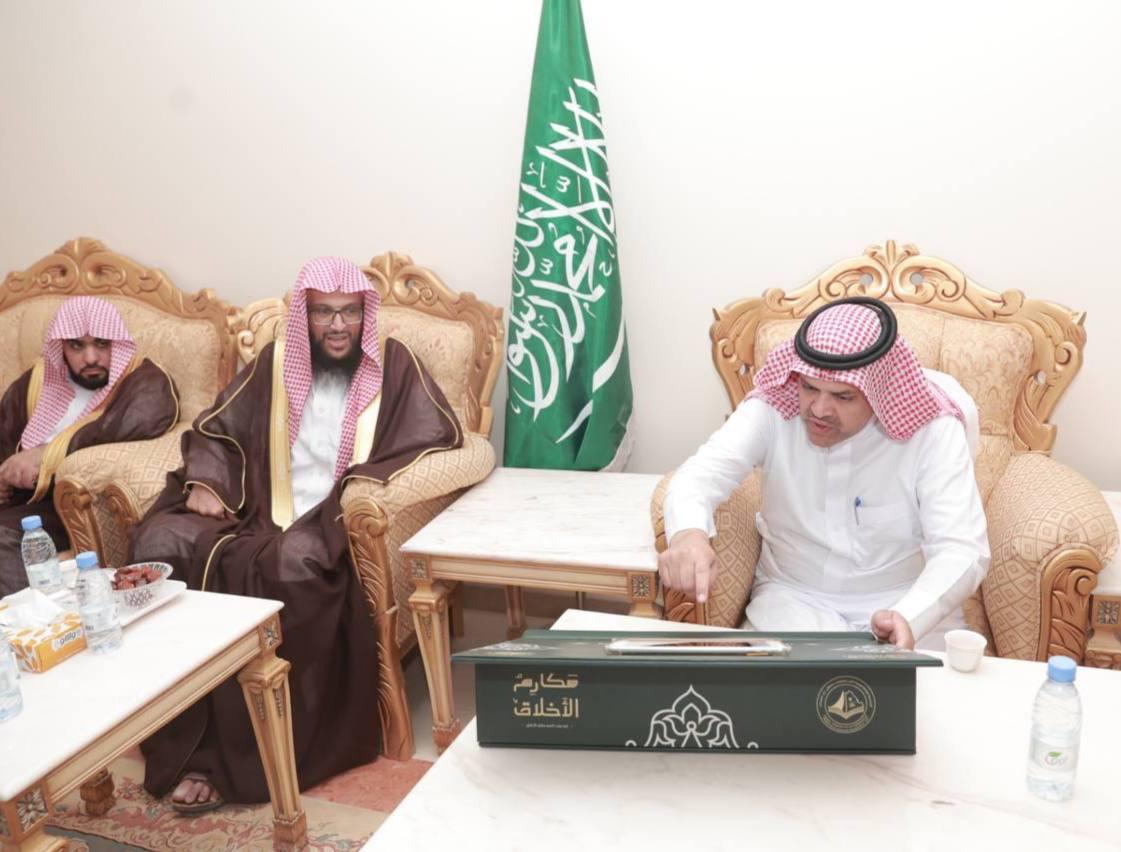 محافظ الأفلاج يطلق فعاليات حملة "مكارم الأخلاق"