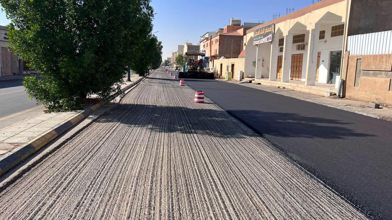 بمجموع أطوال 1300 متر.. بلدية دومة الجندل تواصل أعمال السفلتة في المحافظة