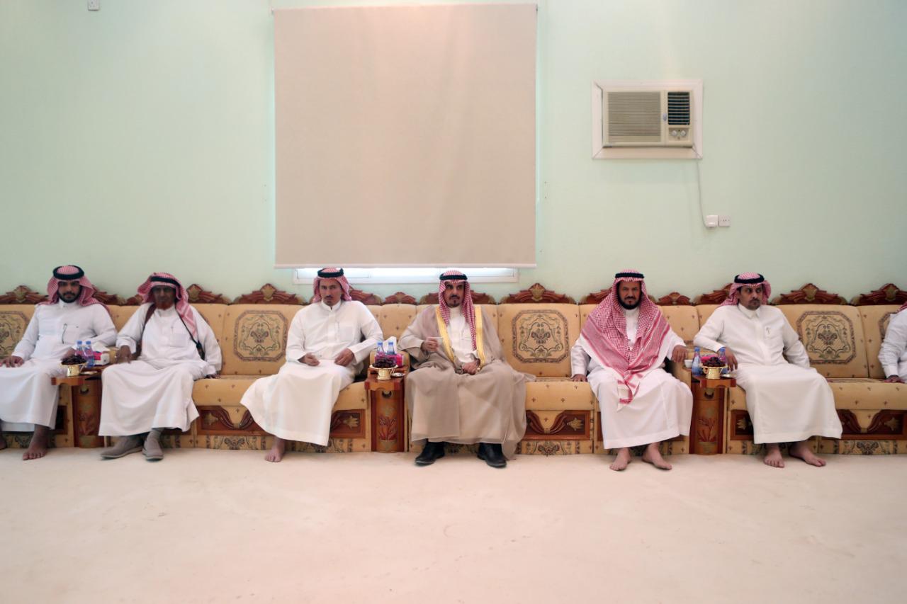 محافظ وادي الدواسر يزور رؤساء مراكز المحافظة ويستمع لمطالب المواطنين