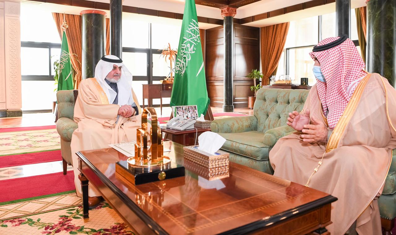 أمير تبوك يطلع على تقرير انطلاقة أعمال الفصل الدراسي الثاني في مدارس المنطقة