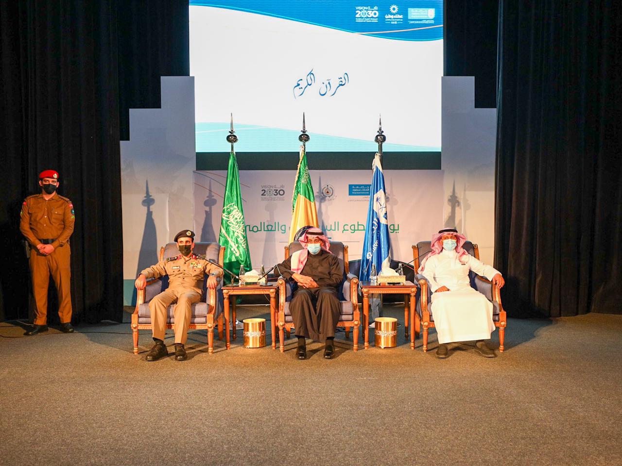 بحضور مساعد مدير الدفاع المدني بالرياض معالي رئيس جامعة الملك سعود يفتتح فعالية الاحتفاء والمعرض المصاحب بيوم التطوع