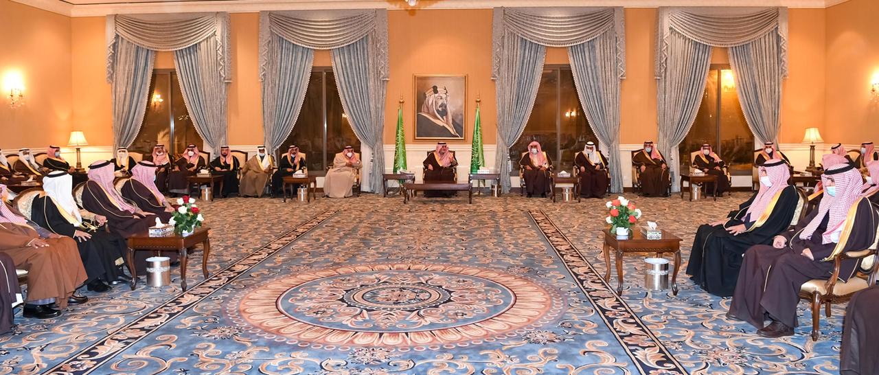 أمير تبوك يستقبل المواطنين في اللقاء الأسبوعي