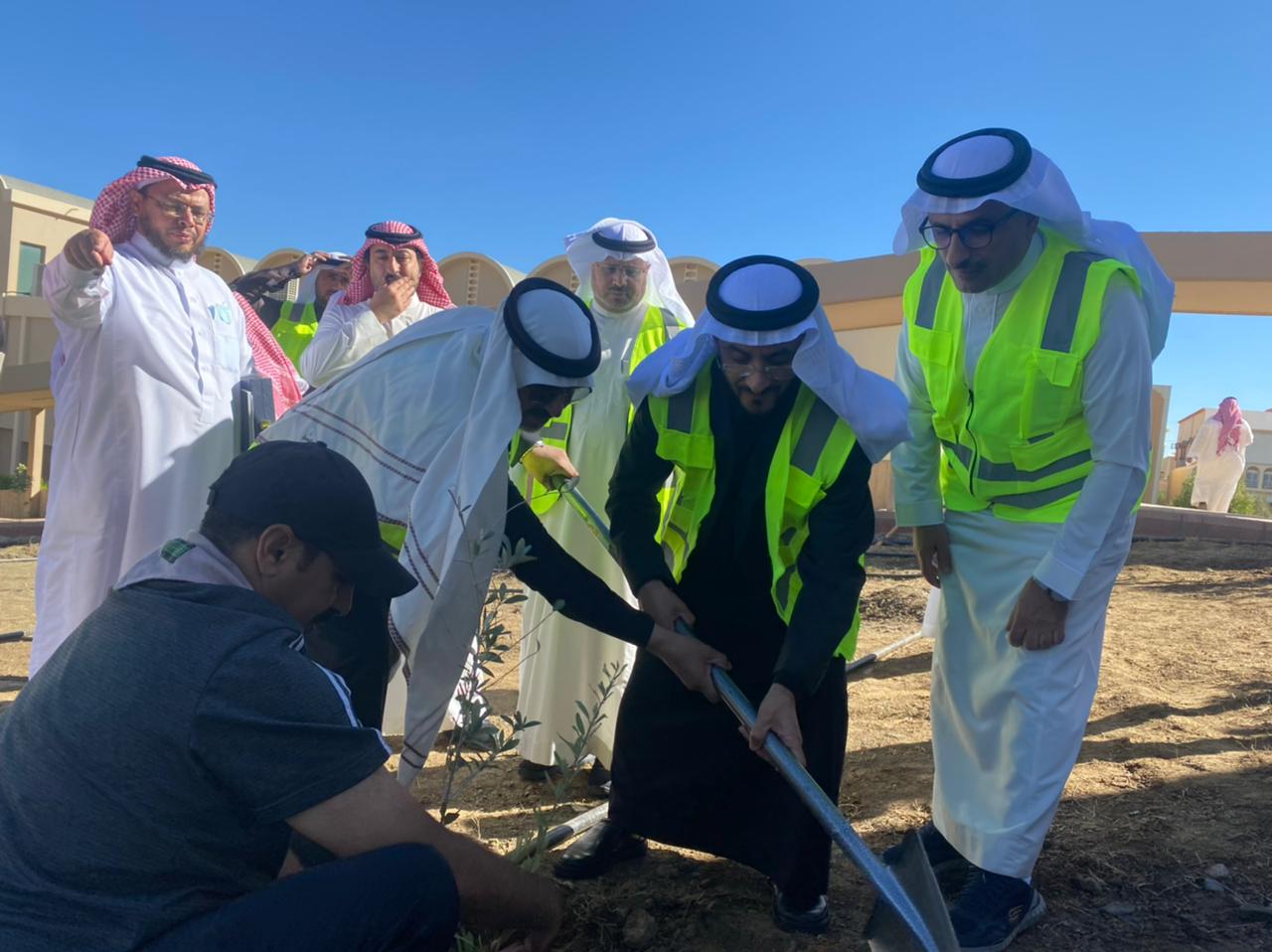 الكلية التقنية بأبها بالتعاون مع فرع الزراعة بعسير تنفذ مبادرة عمل تطوعي لغرس 600 شجرة