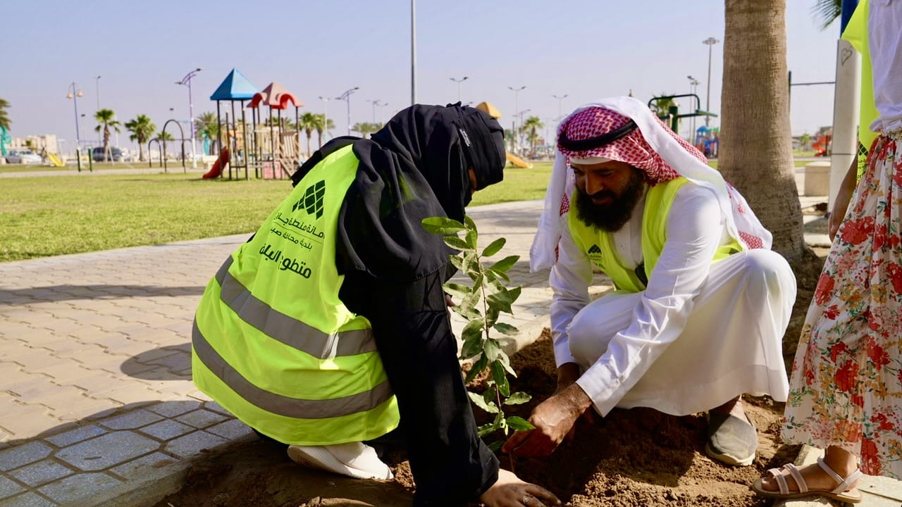 محافظ صبيا يُدشن مبادرة المحافظة على الاستدامة البيئية بجادة صبيا