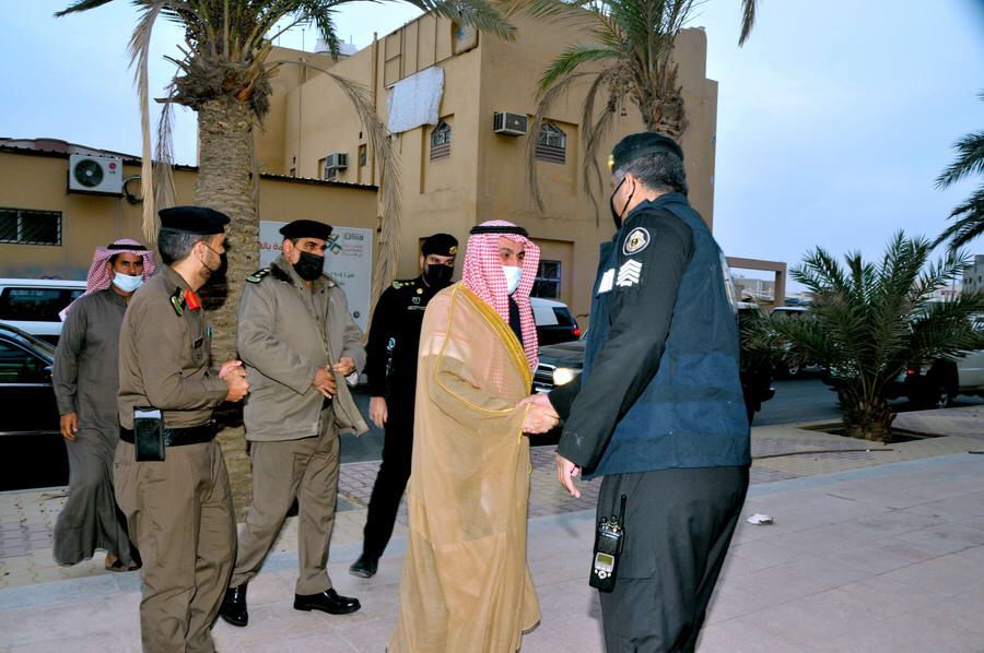 محافظ القريات يتقدم المصلين في صلاة الاستسقاء