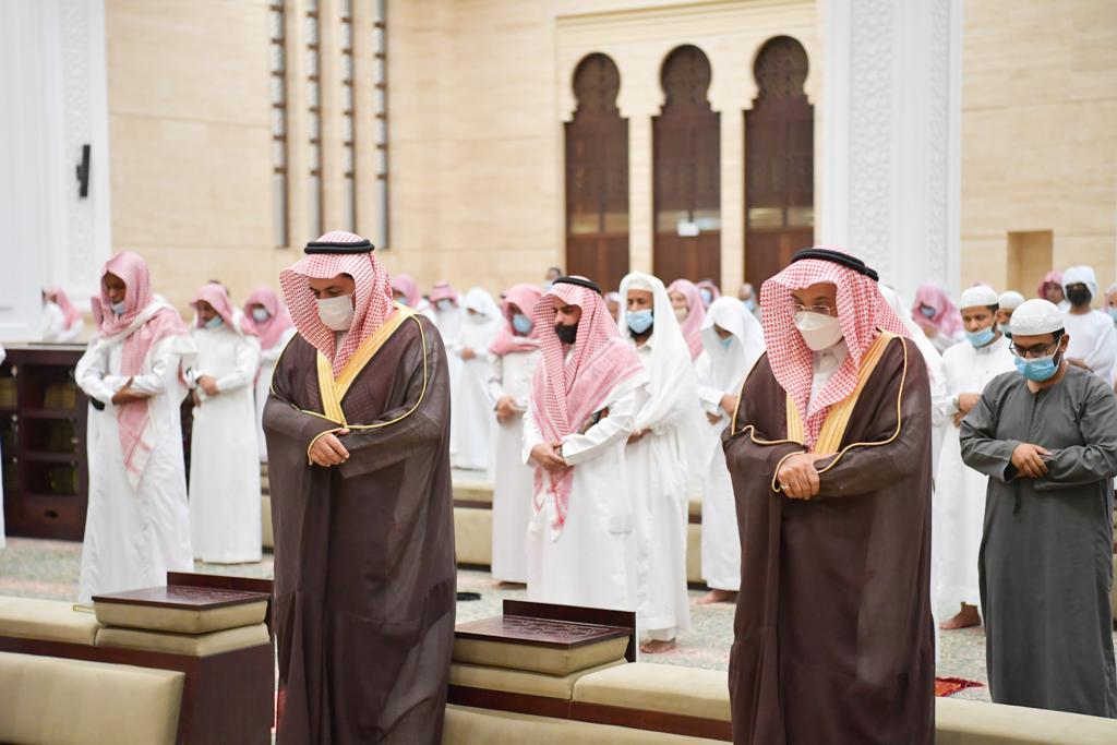 وكيل إمارة جازان يتقدم المصلين لاداء صلاة الاستسقاء بجامع خادم الحرمين الشريفين