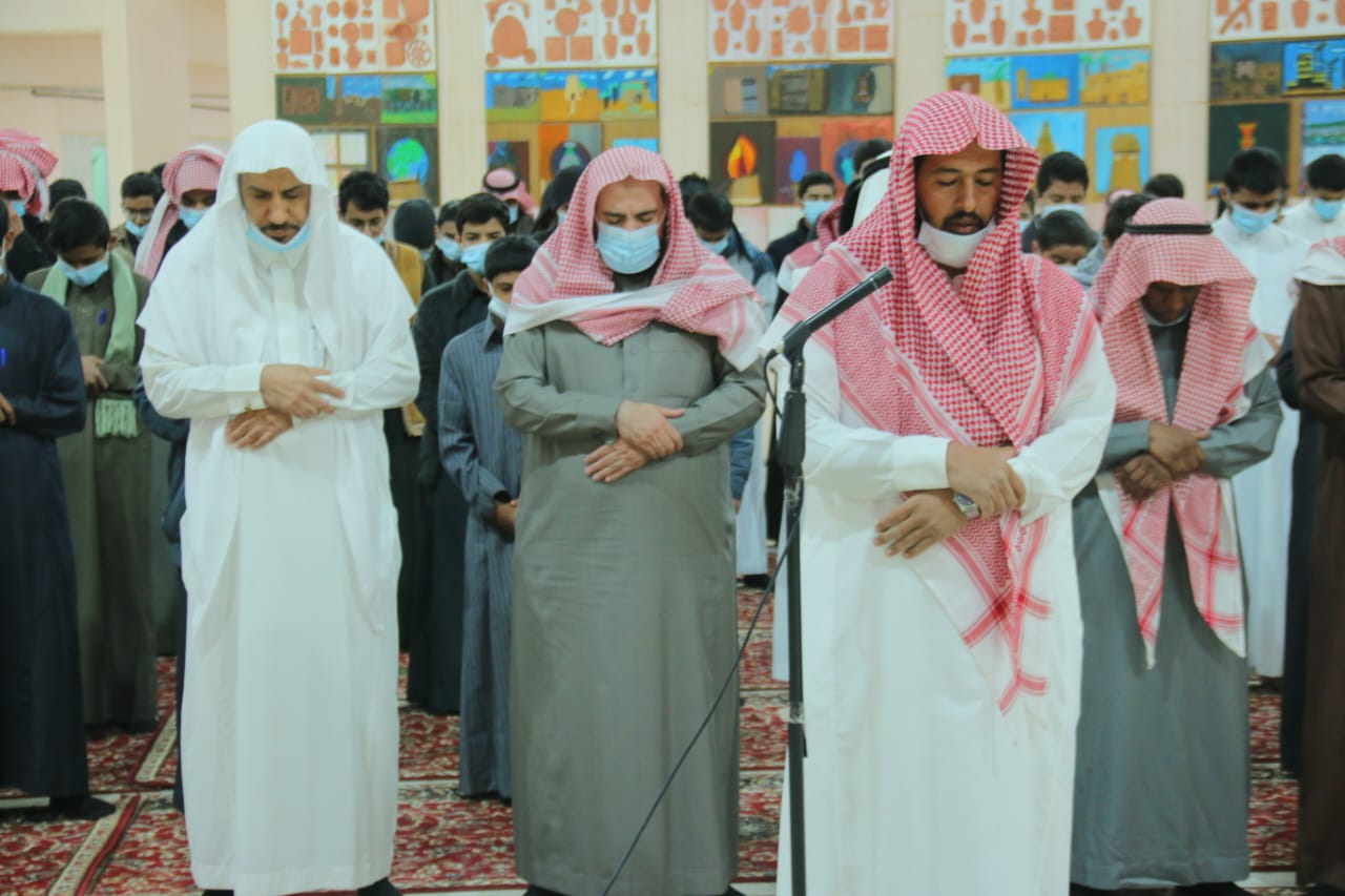 مدير تعليم المجمعة يؤدي صلاة الاستسقاء بإحدى مدارس المحافظة