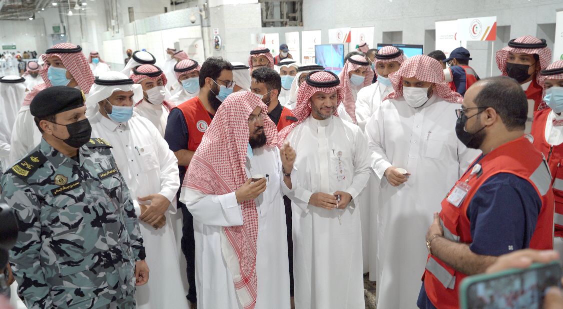 "الهلال الأحمر" تدشن مشروع أجهزة الإنعاش القلبي بساحات الحرم المكي