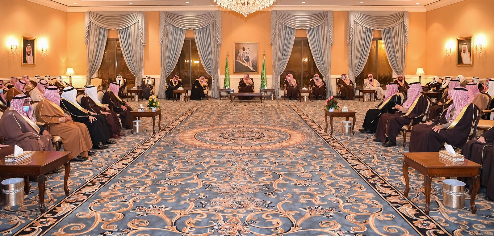 مشيراً سموه الى ماتحقق من نتائج وارقام مبشرة في الميزانية العامة .. أمير تبوك يلتقي المواطنين في اللقاء الأسبوعي