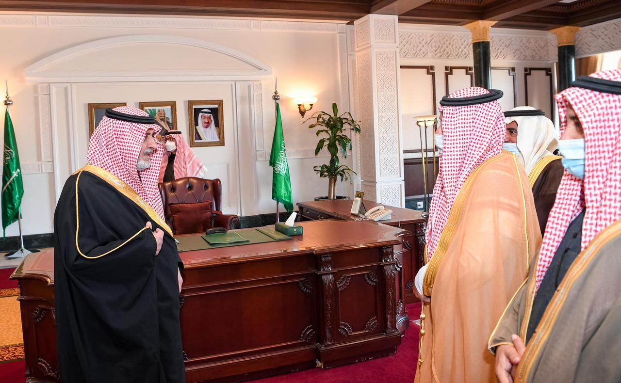 أمير تبوك يستقبل أبناء عبدالقادر السحلي