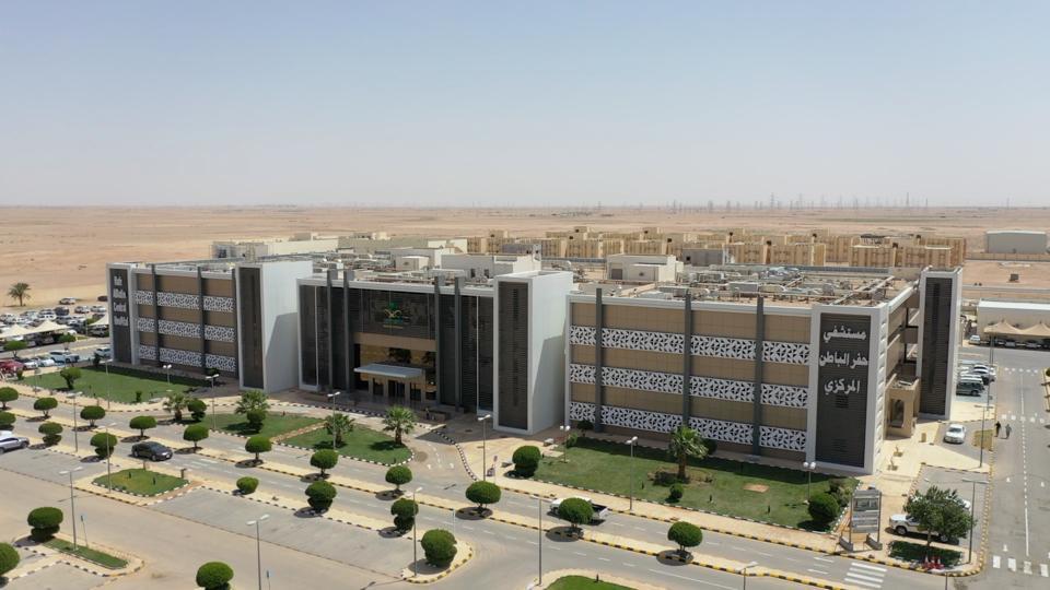 وحدة جراحة وقسطرة القلب بمستشفى حفر الباطن المركزي تجري أول زراعة لجهاز مزيل الرجفان لمريض خمسيني