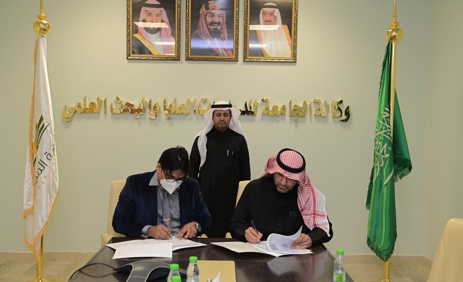 إدارة الكراسي البحثية بجامعة المجمعة  توقع عدداً من العقود البحثية