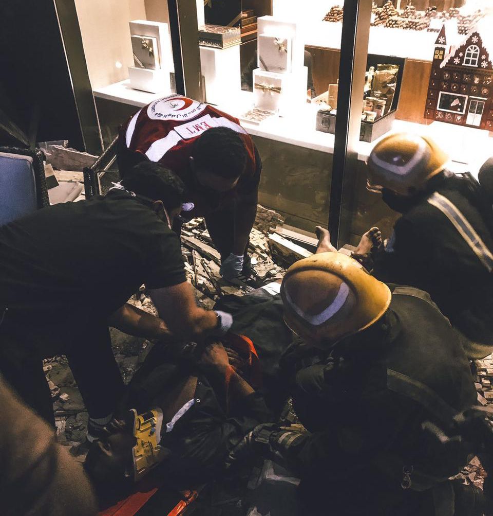 أمير المنطقة الشرقية يوجه بتقديم الرعاية الصحية لمصابي حادثة سقوط وجهة أحد المطعم بالخبر