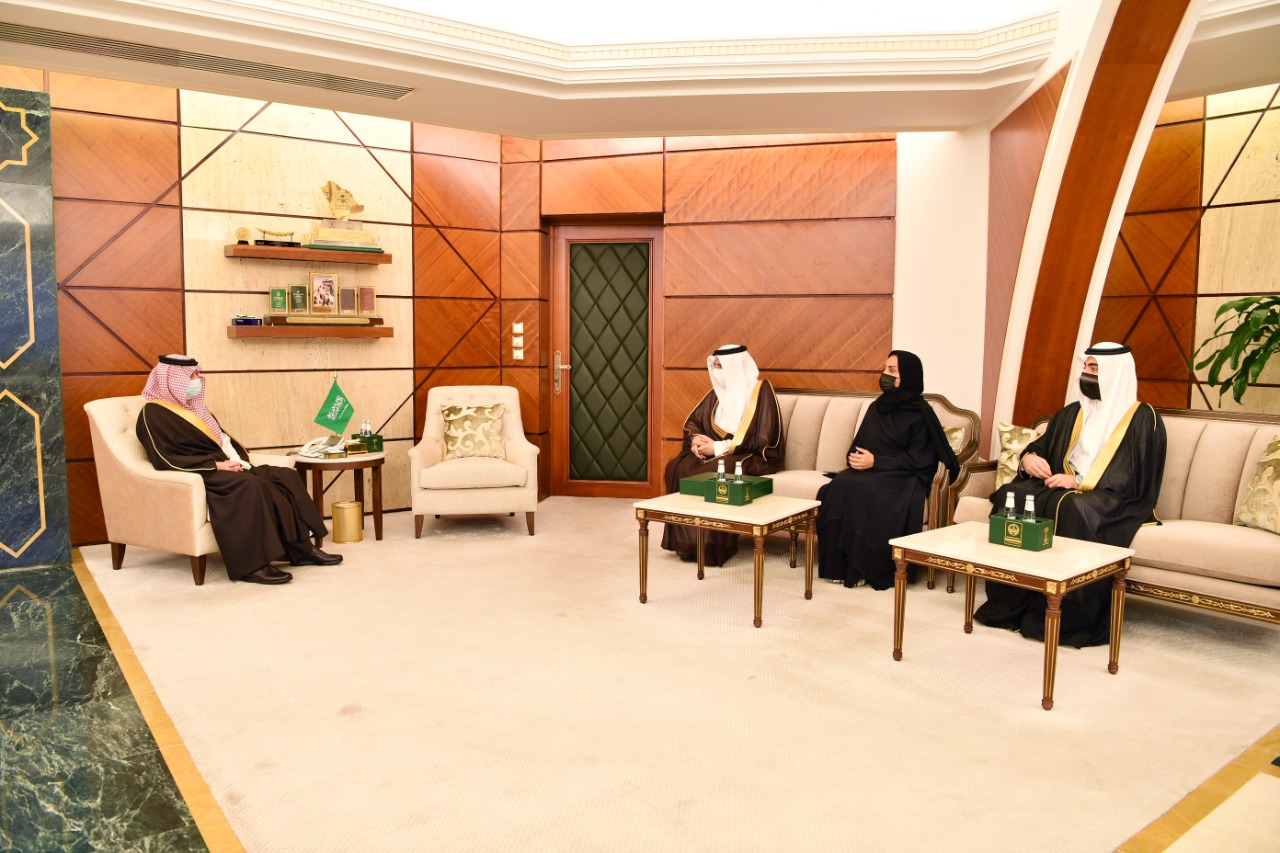 أمير الشرقية يشيد بإنجازات مركز الملك عبدالعزيز للحوار الوطني
