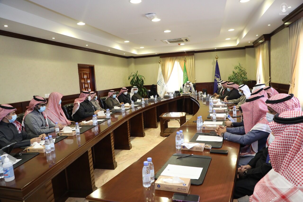 رئيس جامعة حائل‬، يرأس الاجتماع الثامن للجنة الدائمة بشأن التحول إلى نظام الفصول الدراسية الثلاثة