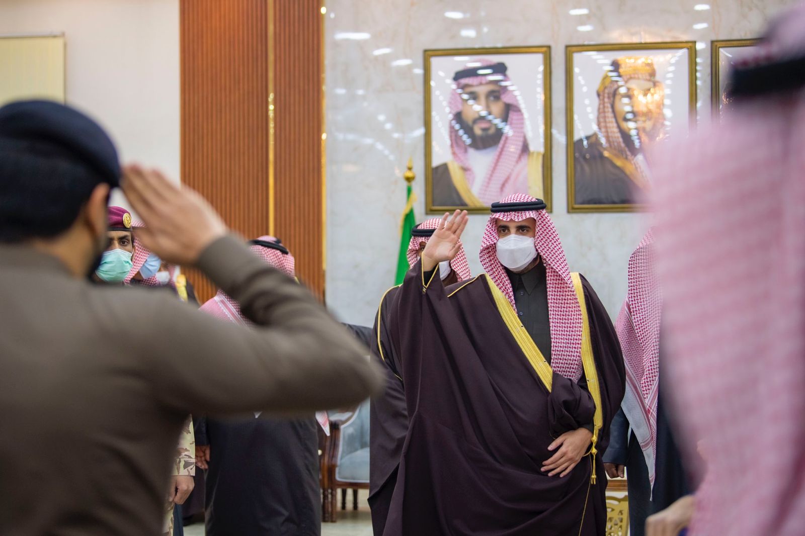 أمير الجوف يستقبل المواطنين والمسؤولين في مجلسه الأسبوعي في مركز صوير