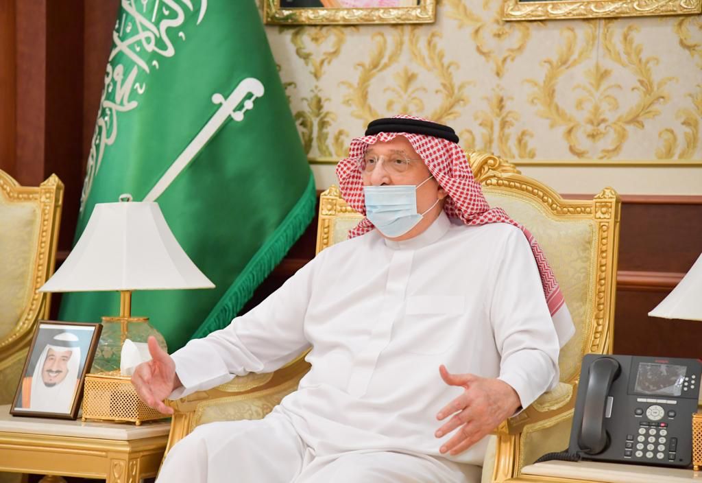 سمو أمير منطقة جازان يُكرم أصحاب الهمم من منسوبي الإمارة