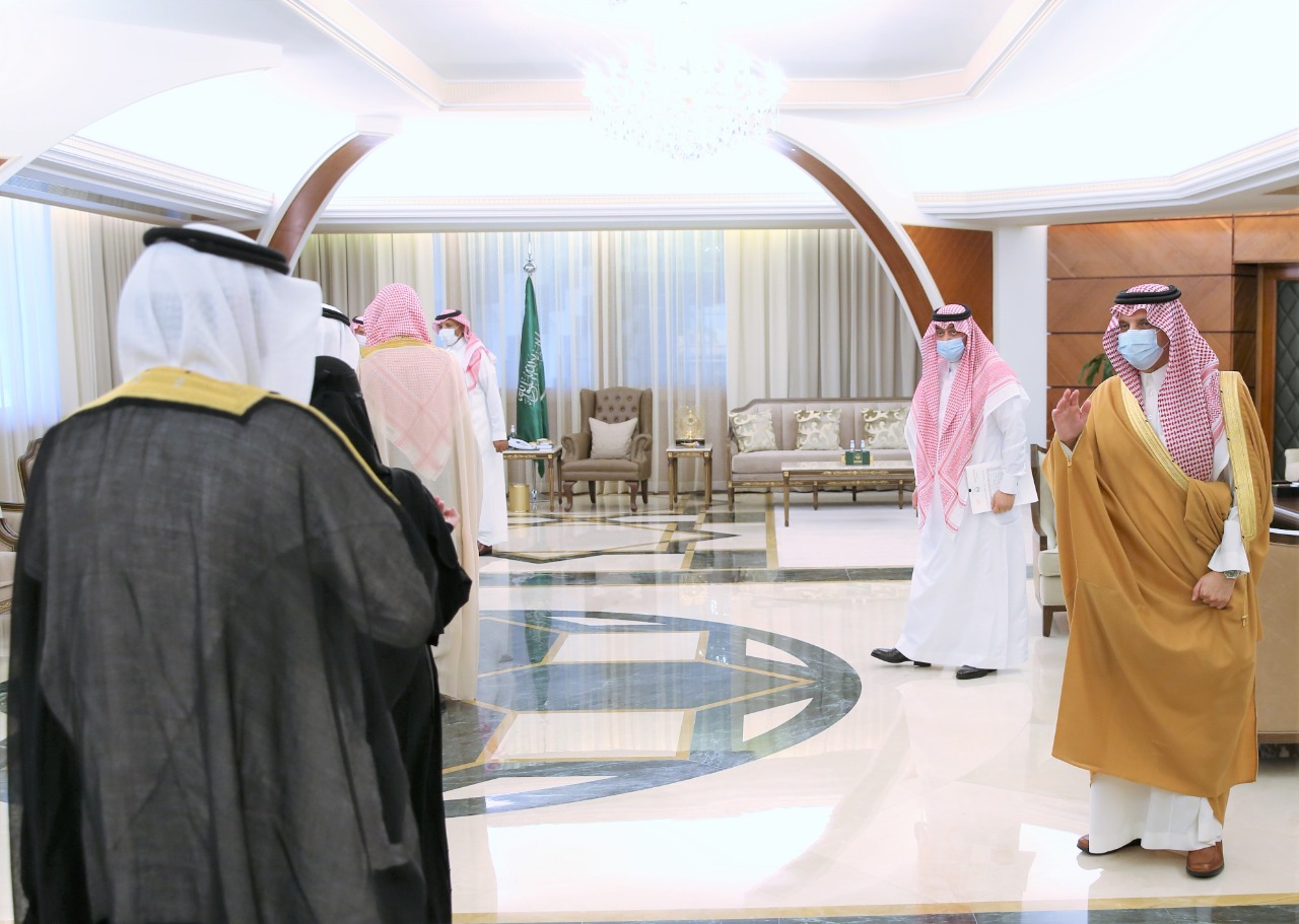 أمير الشرقية يستقبل رئيس مجلس إدارة جمعية مكافحة السرطان بالأحساء وأعضاء المجلس