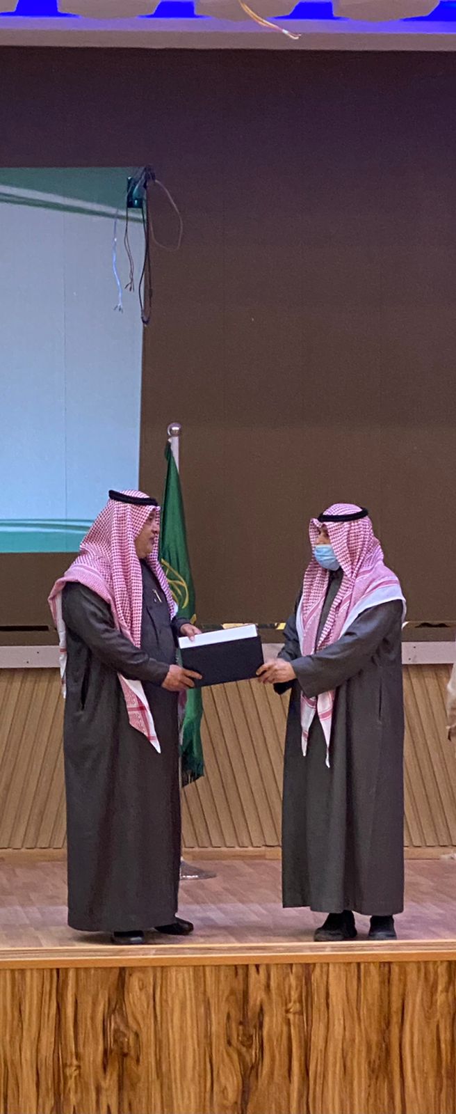 المدير العام للتعليم بالحدود الشمالية يكرم الطالبة عائشة السويد