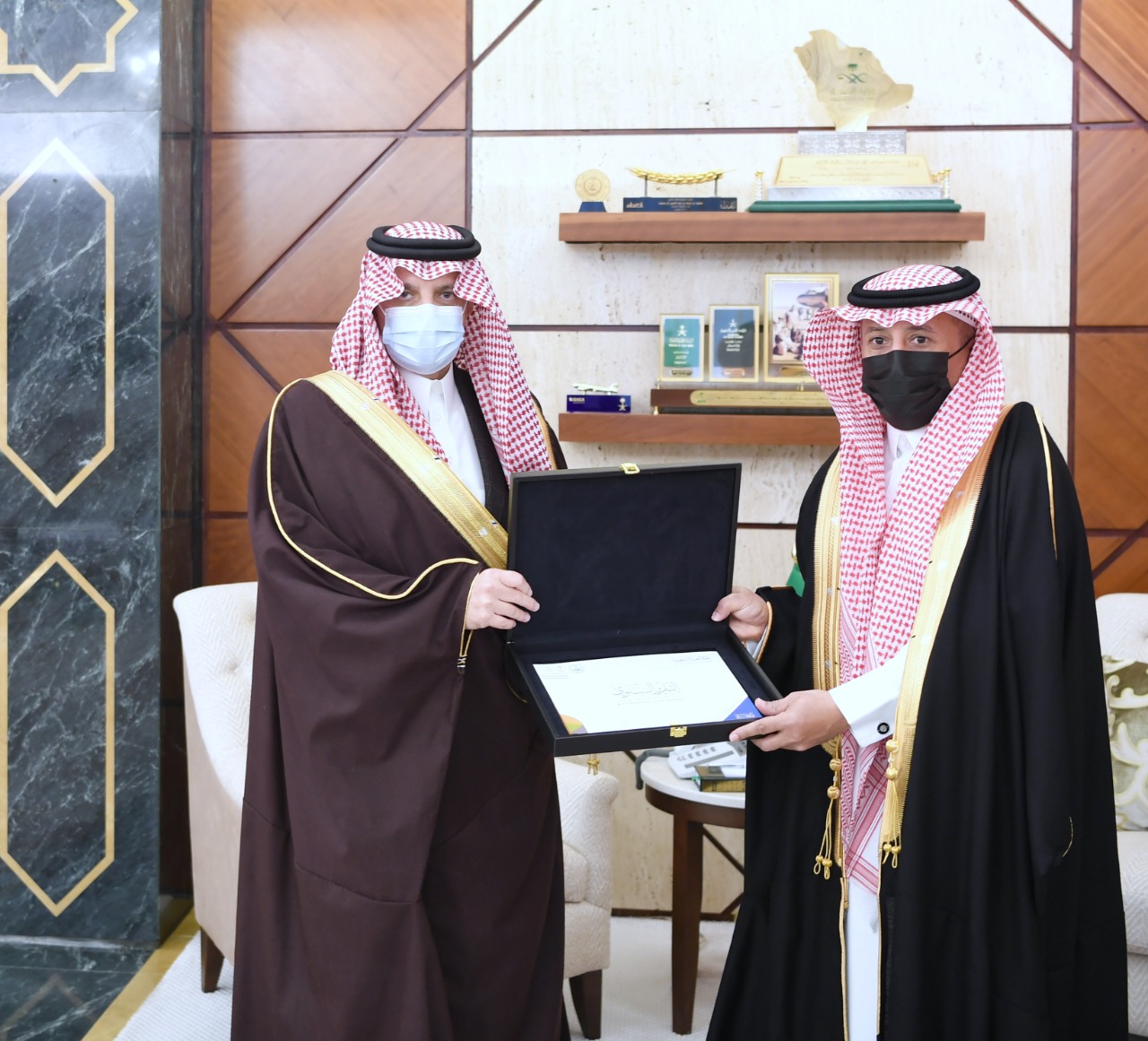 أمير الشرقية يتسلم التقرير السنوي لفرع الأحوال المدنية بالشرقية