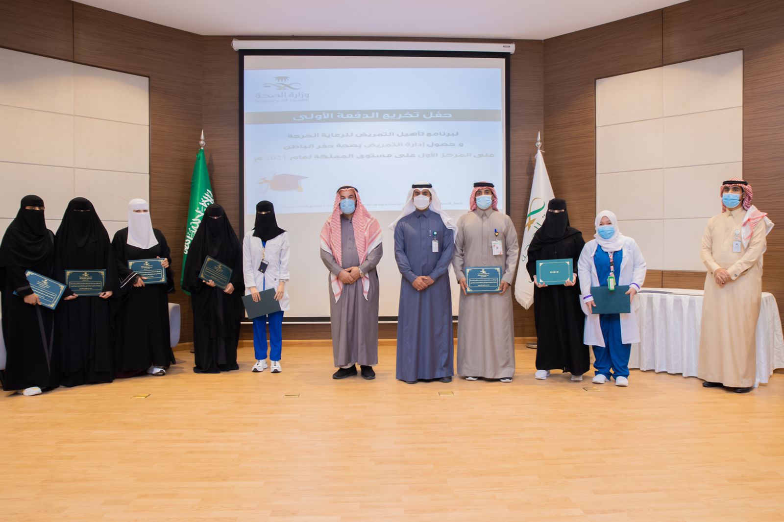 صحة حفر الباطن تنظم حفل تخريج الدفعة الأولى لبرنامج تأهيل التمريض للرعاية الحرجة وتكرم التمريض المتميز