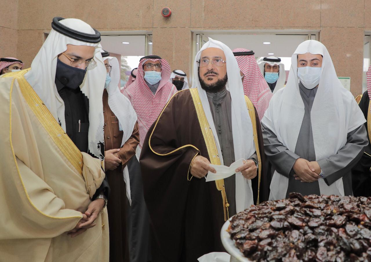 شاهد ".. بحلوة الجوف  استقبل منسوبو الاسلامية الوزير " آل الشيخ " وبكلمات الوفاء للقيادة ولي العهد فارس ومجدد