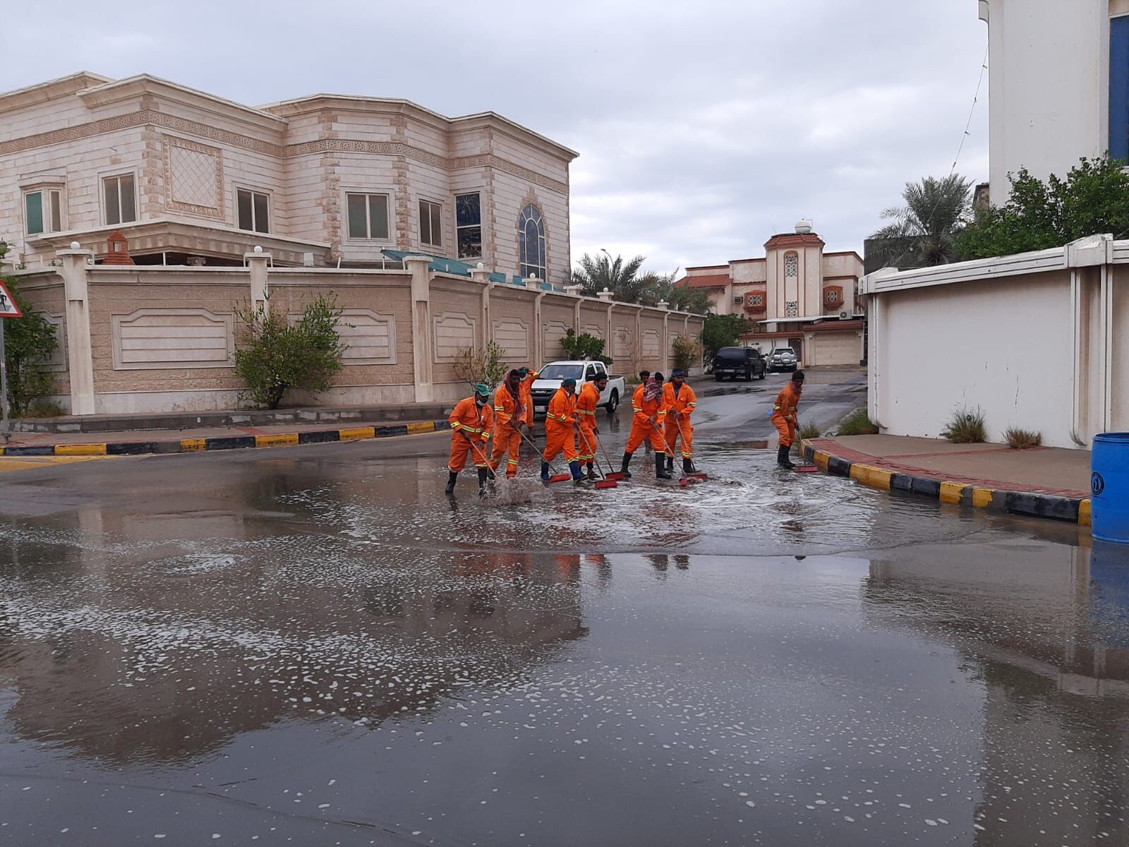 بلدية القطيف تنهي أعمال سحب مياه الأمطار بكمية تجاوزت 15 ألف م3