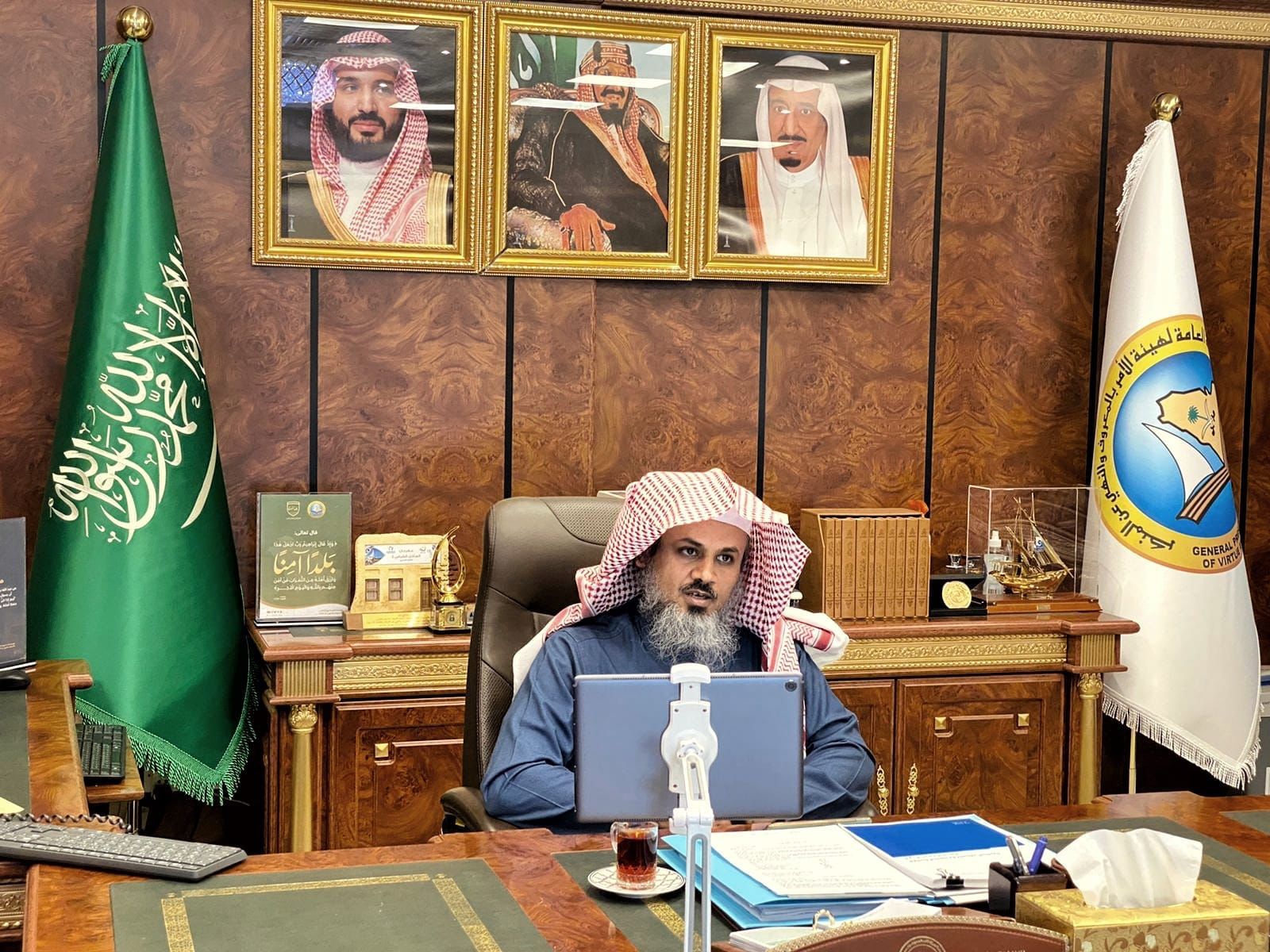 مدير عام فرع الرئاسة العامة لهيئة الأمر بالمعروف بالمنطقة الشرقية يعقد اجتماعاً مع مسؤولي الفرع