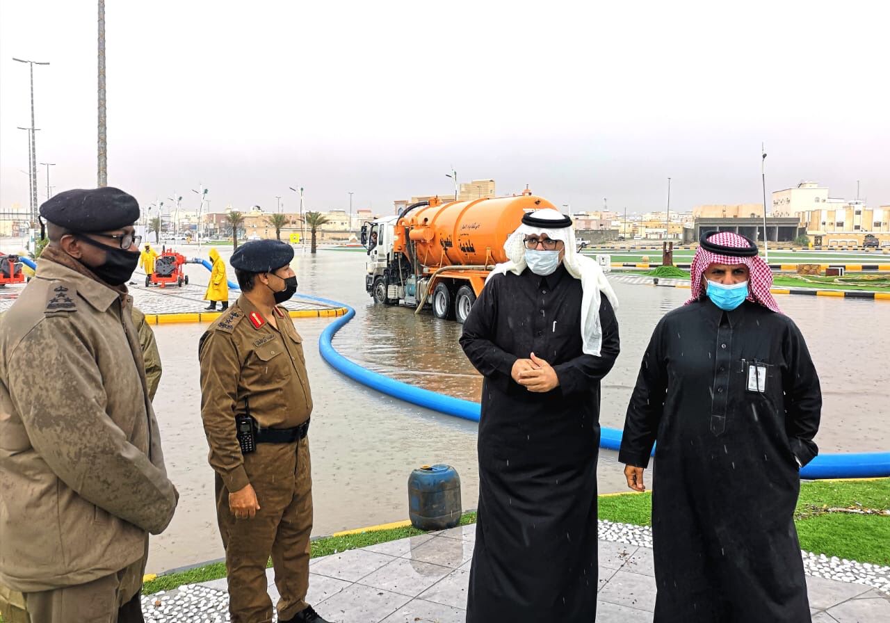 محافظ النعيرية يقف ميدانياً على أعمال نزح وتصريف مياه الأمطار والتأثيرات المصاحبة لها