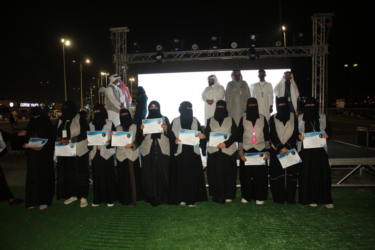 فريق بسمة عطاء التطوعي يشارك في العيادة المتنقلة "نعتني بكم" بالكورنيش الشمالي بجازان