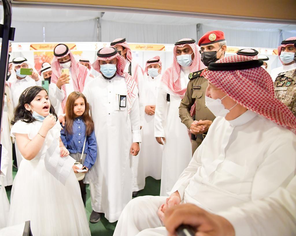 ٤شاهد: طلبة المرحلتين الابتدائية ورياض الأطفال بتعليم صبيا يستقبلون أمير منطقة جازان بمشاعر الولاء والانتماء الوطني