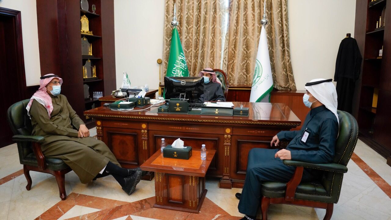 محافظ القريات يلتقي معالي رئيس المجلس الاستشاري والرئيس التنفيذي لتجمع الجوف بحضور مدير الشؤون الصحية بالقريات