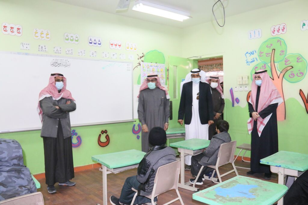بناءً على توجيهات أمير منطقة الجوف محافظ القريات يتفقد إحدى مدارس المحافظ بعد عودة الطلاب