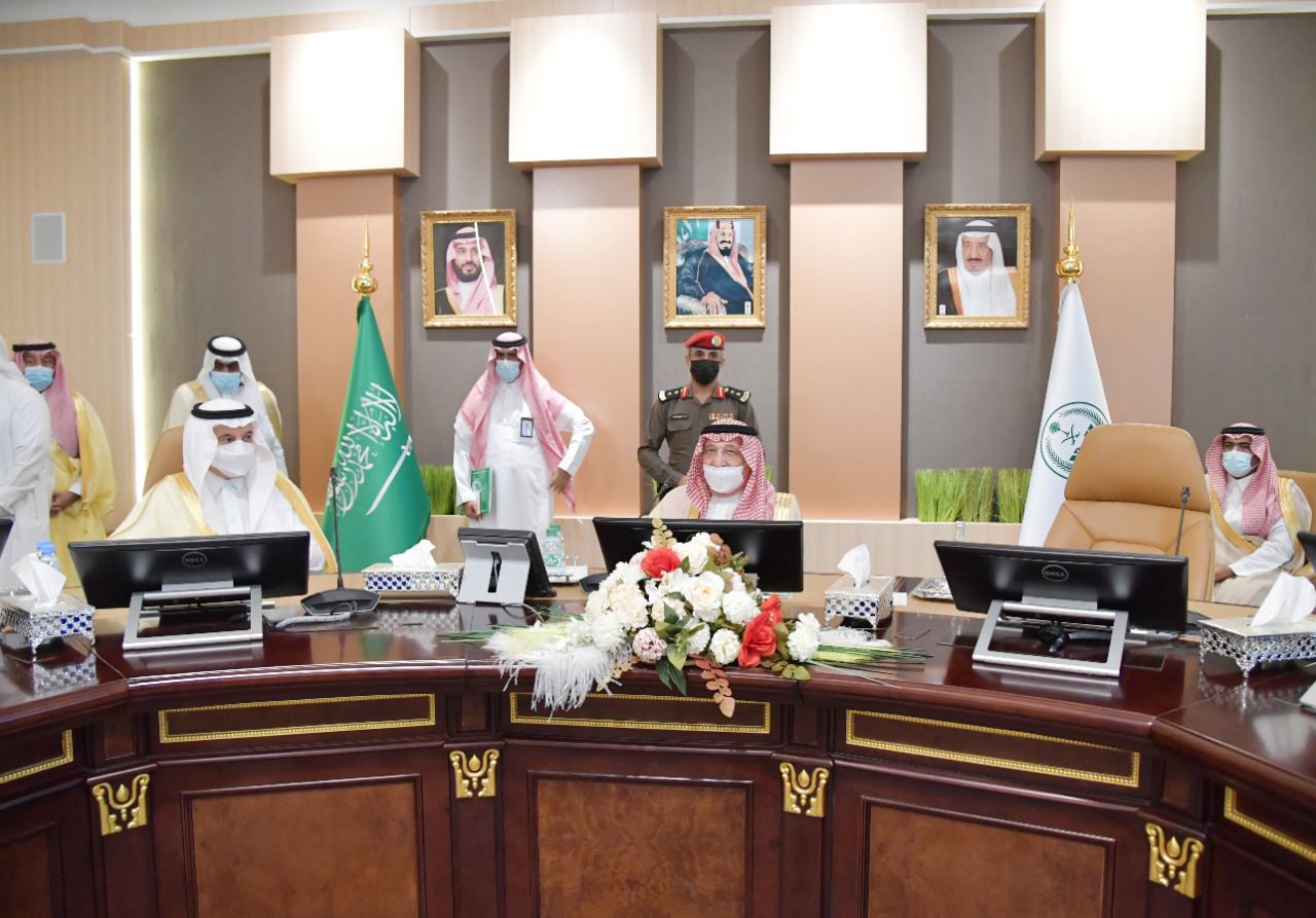 سمو أمير جازان يجتمع وزير البيئة والمياه والزراعة ويبحث إحتياجات المنطقة