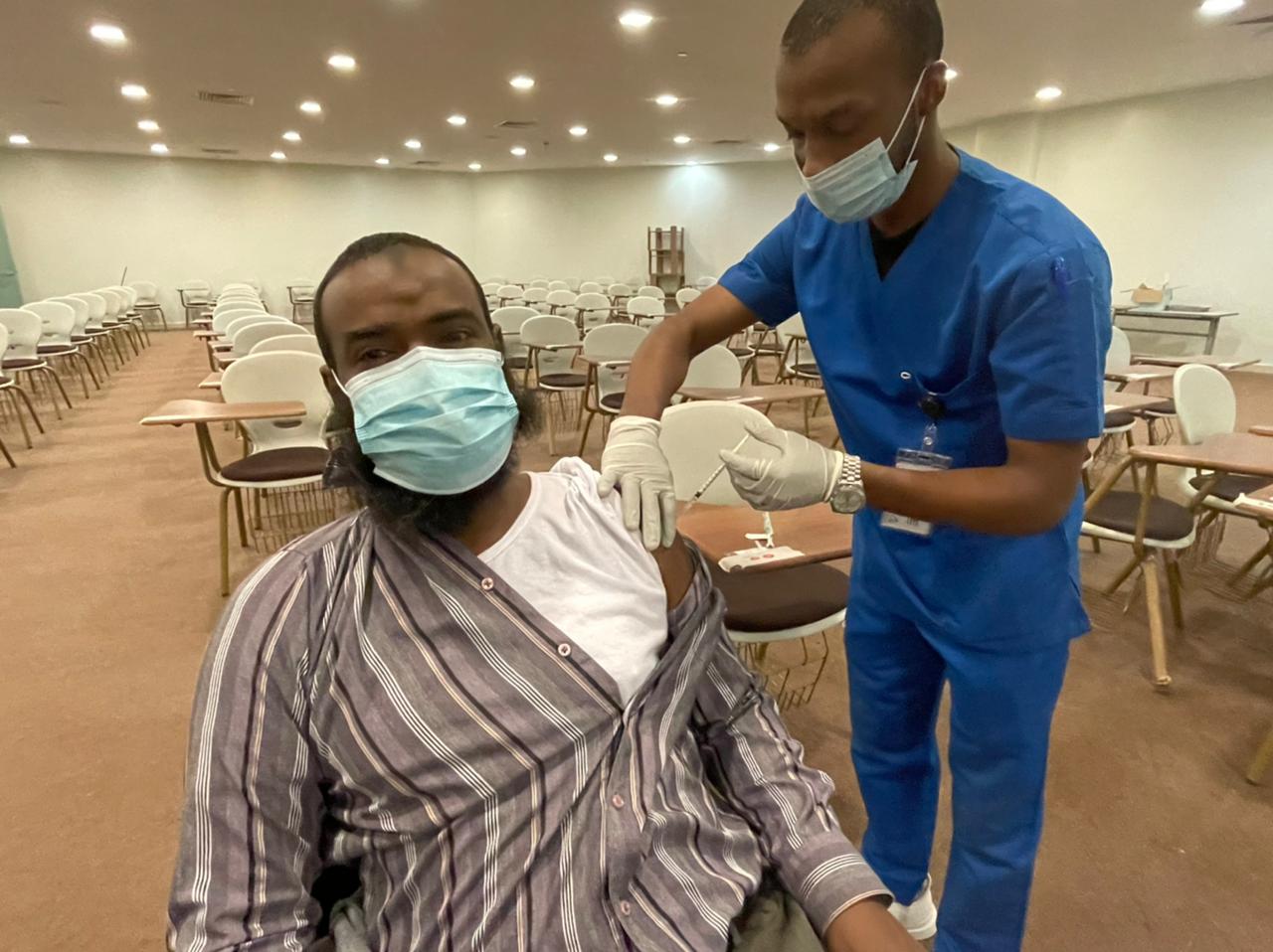 منسوبي كليات وادي الدواسر يتلقون الجرعة المعززة للقاح COVID19