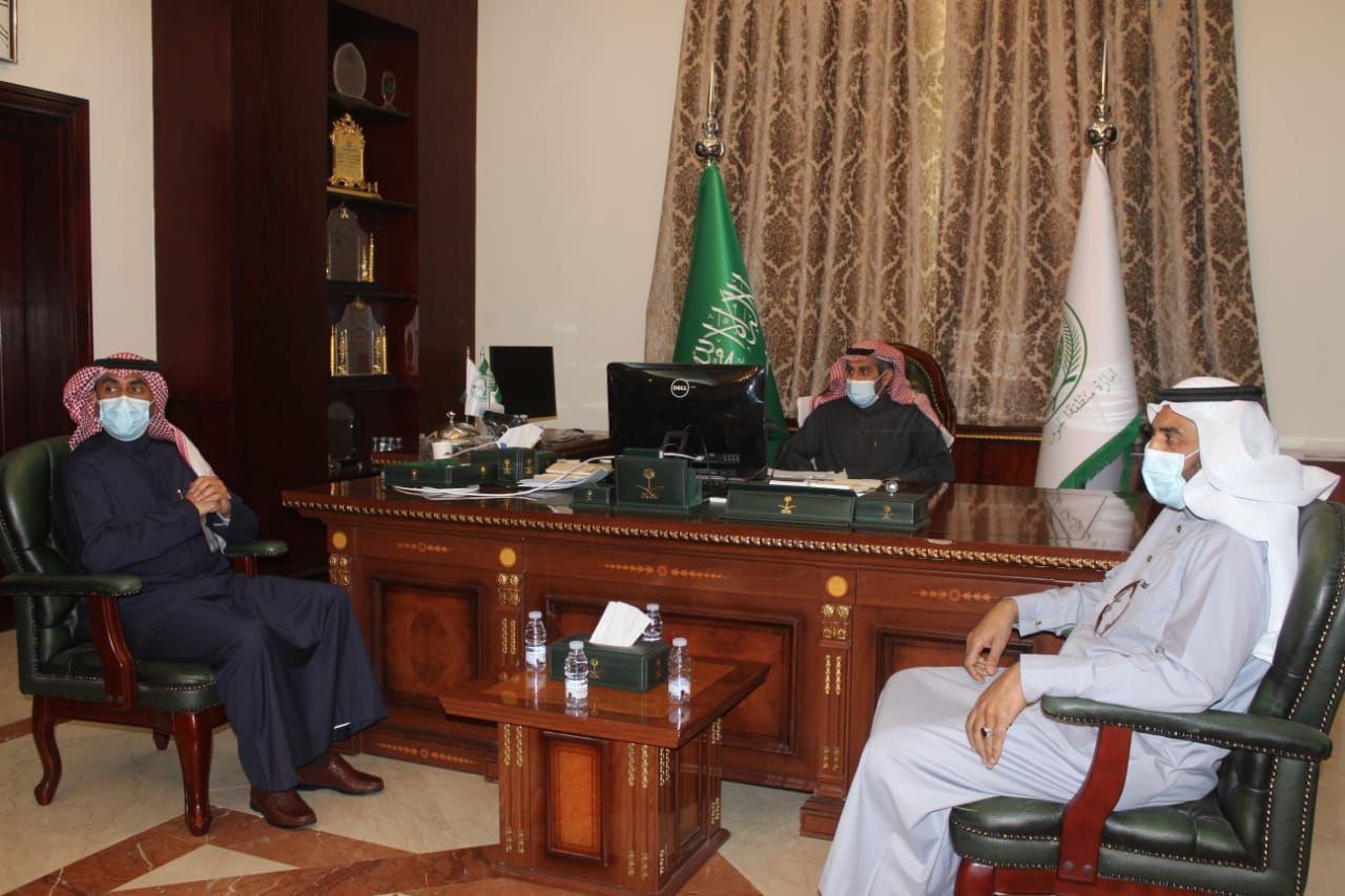 محافظ القريات يستقبل مدير عام الموارد البشرية بمنطقة الجوف ضمن زيارتة للمحافظه