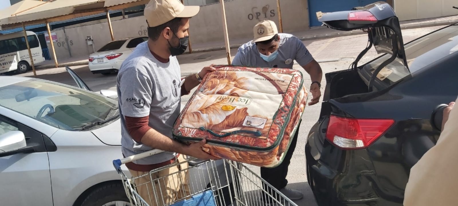 ضمن حملة وقاء متطوعو جامعة البترول يوزعون السلال الغذائية وكسوة الشتاء ببر الشرقية