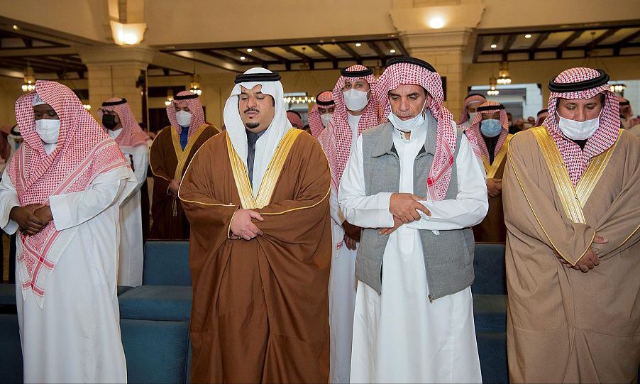 سمو نائب أمير منطقة الرياض يؤدي صلاة الميت على نايف بن هندي بن ناصر بن حميد