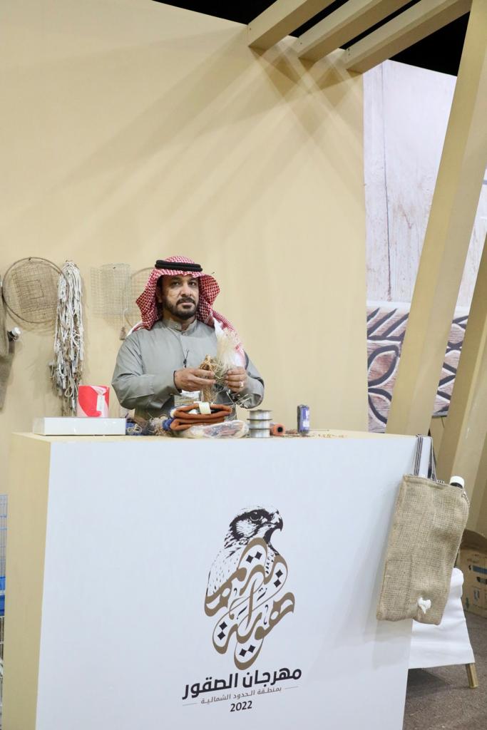 الصقار مقيبل يستعرض الأدوات التي تشكل حياة الطير