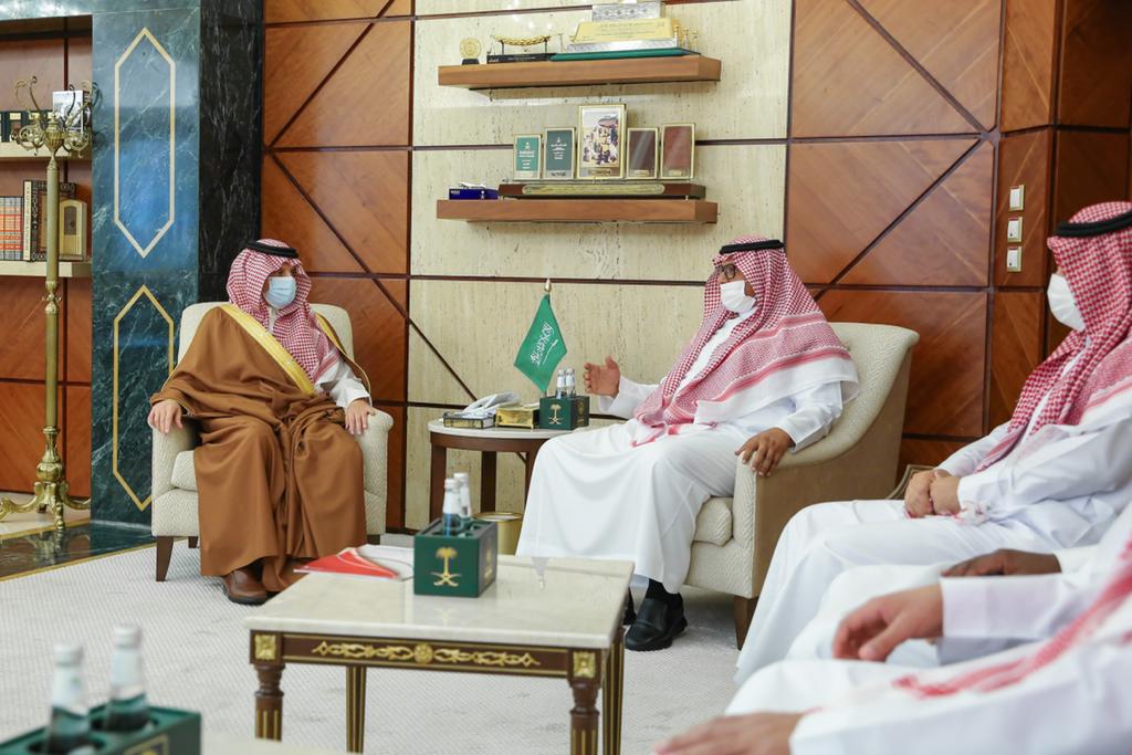 أمير المنطقة الشرقية يستقبل رئيس وأعضاء مجلس إدارة نادي القيصومة