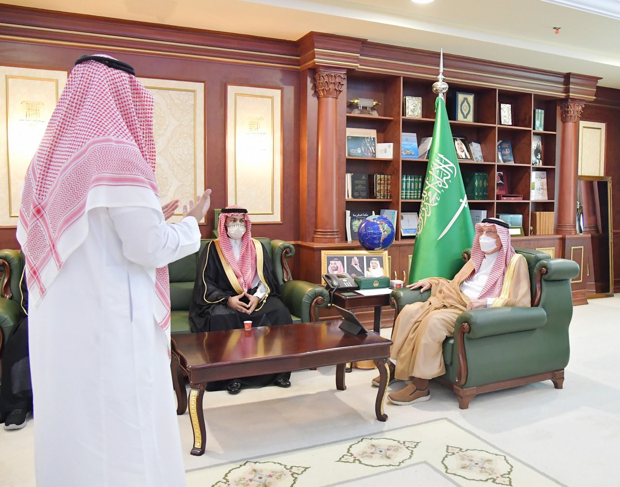 سمو أمير منطقة جازان يدشن حملة التبرع بالدم تحت شعار "مدافع بدمي"