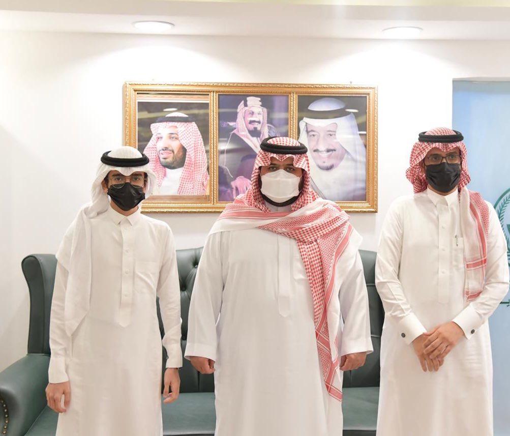 سمو نائب أمير منطقة جازان يكرم الطالب الموهوب وسام المالكي لاختراعه "ربوتا "يساعد مزارعي البن