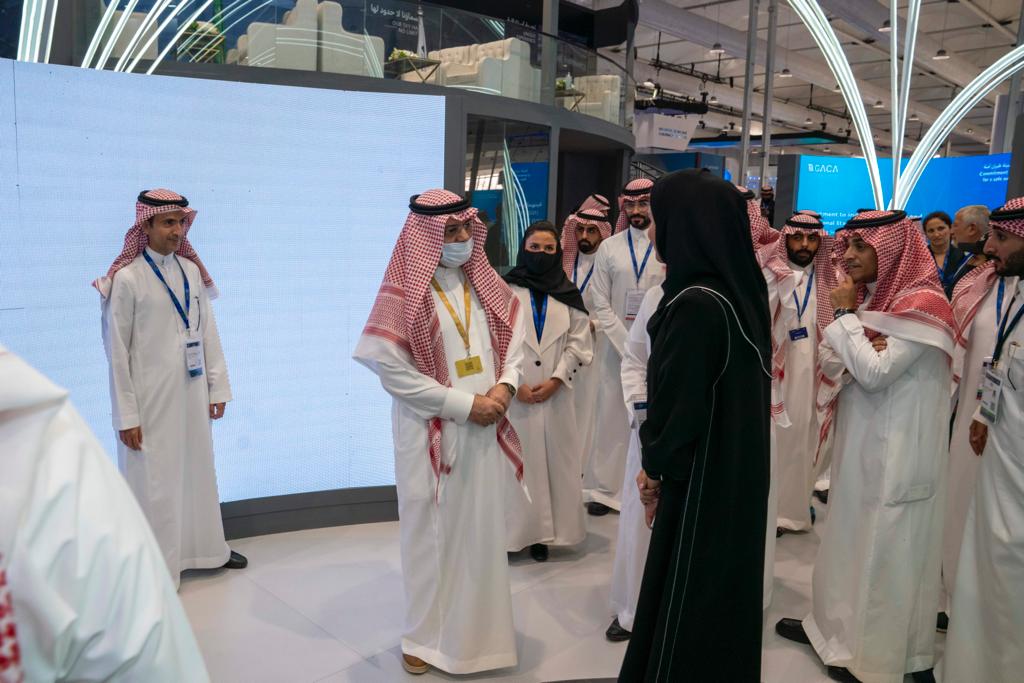 رئيس الطيران المدني يزور معرض الدفاع العالمي