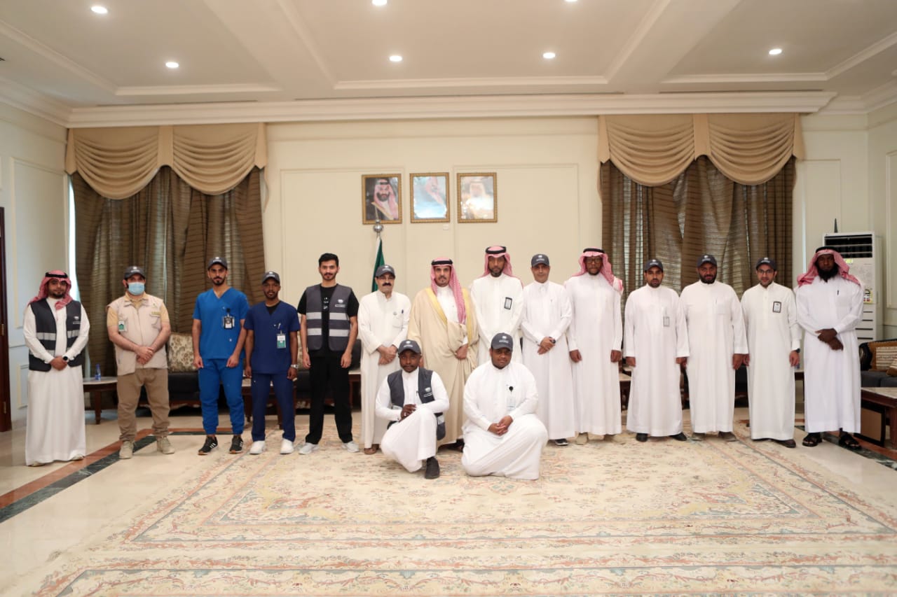 مُحافظ وادي الدواسر يُكرم المتطوعين والمتطوعات