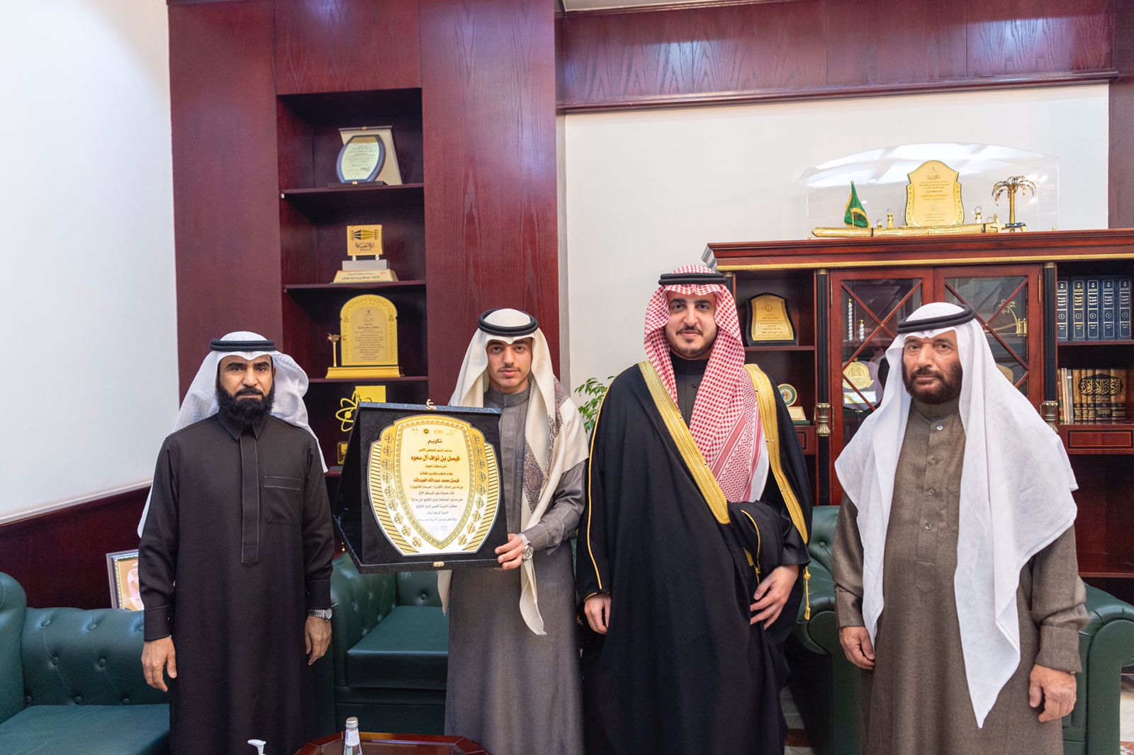 أمير الجوف يكرم الطالب القحطاني بمناسبة تفوقه في مسابقة مكتب التربية الخليجي