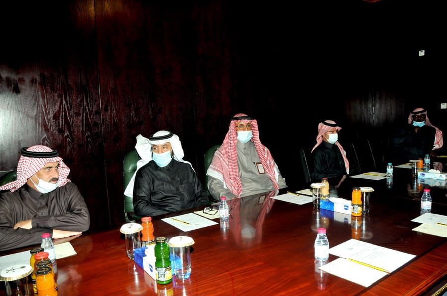 محافظ القريات يعقد أجتماعاً مع رؤوساء المراكز التابعة