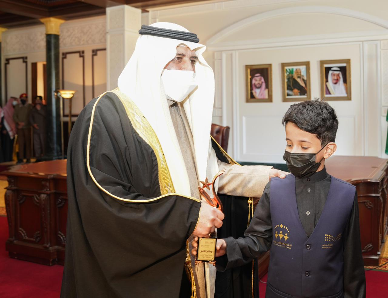 أمير تبوك يكرم الطلبة الحاصلين على المراكز الأولى في المسابقات المحلية والعالمية