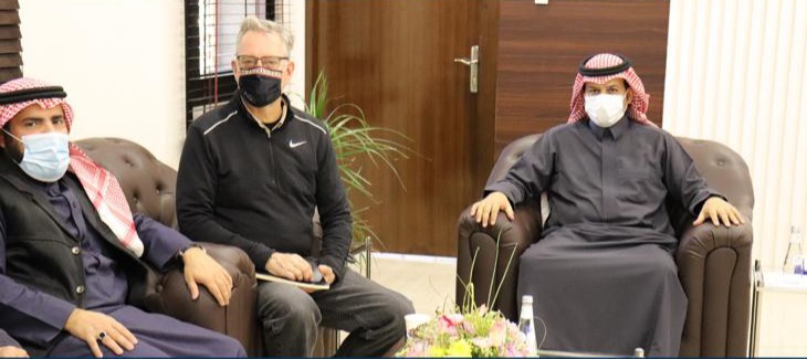 فريق علمي بحثي يزور حائل ويلتقي مع د. فهد الحسني