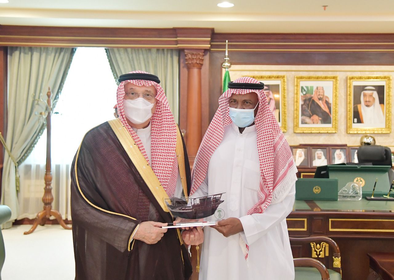 سمو أمير جازان يسلّم 13 قاربًا لعدد من الصيادين ويطلع على التقرير السنوي لفرع وزارة البيئة ومبادرة توطين مهنة الصيد