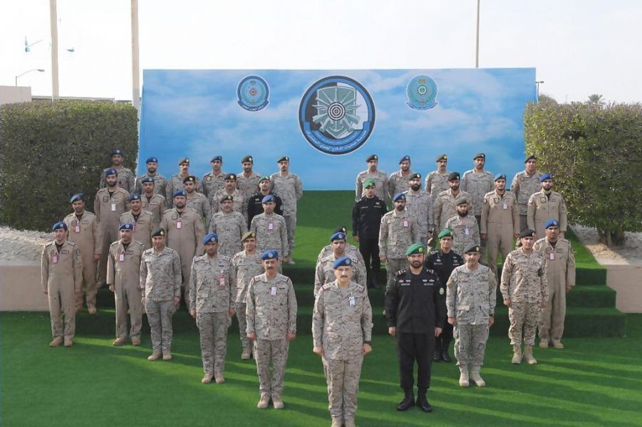 سمو قائد القوات الجوية يخرِّج دورة عمليات الدفاع الجوي المشترك